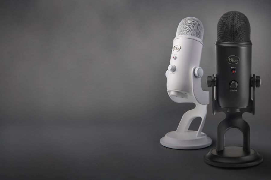 https://podcastrocket.net/wp-content/uploads/2022/11/blue-yeti-mic-in-white-and-black.jpg