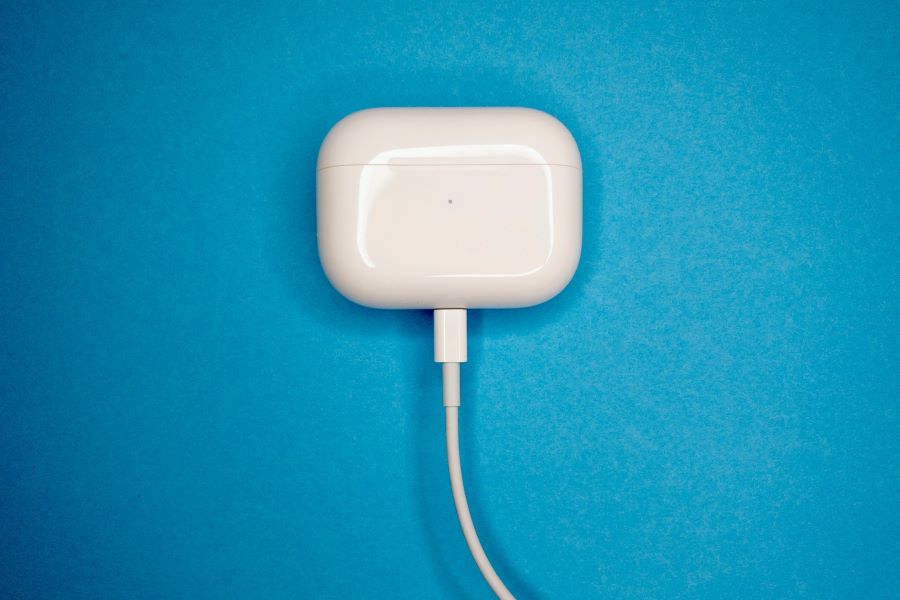12 Foolproof Fixes for Your AirPods or AirPod Case Not Charging