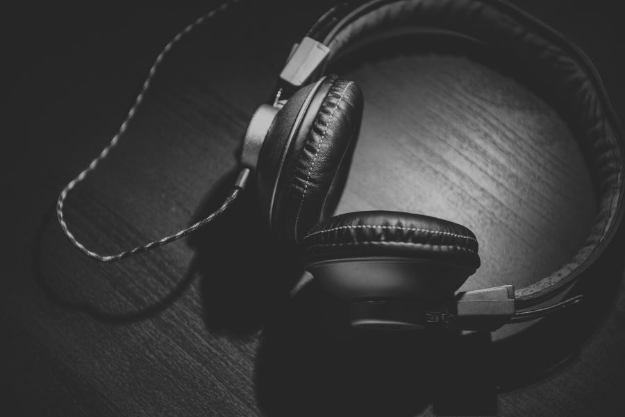Over Ear vs On Ear Headphones: 8 Features To Consider