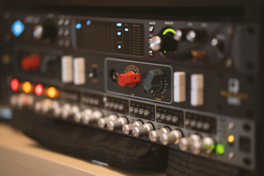 AMP vs DAC: Which One Should You Use?