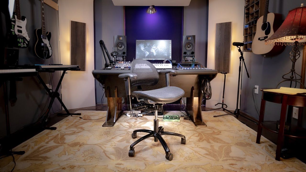 The ErgoLab Stealth Studio Chair, one of the ideal chairs for recording studio, provides support that promotes proper posture during both resting and working activities.