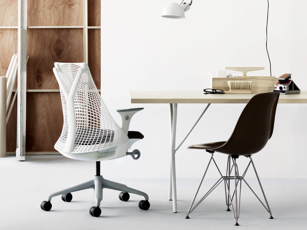 Sayl, one of the ideal chairs for recording studio, has unframed 3D Intelligent back that lets you stretch and move, striking a healthy balance between support and freedom.