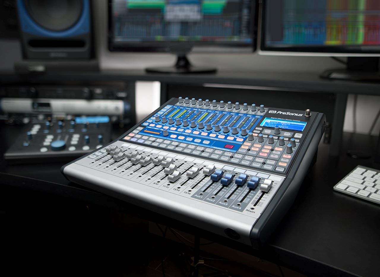 The StudioLive 16.0.2 USB features Fat Channel signal processing on all channels and buses, making it an excellent choice for a multi USB microphone mixer.