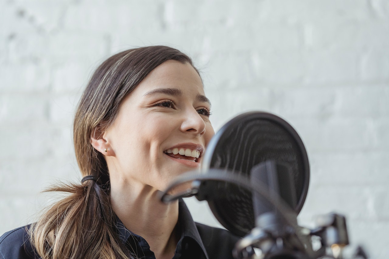 Using a recording software that suits your needs is essential to determining the best way to record a podcast.