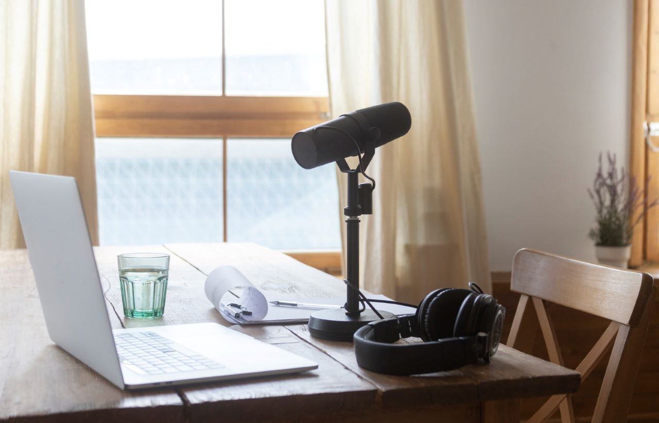 A portable podcast setup allows podcasters to engage with their environment in real time.
