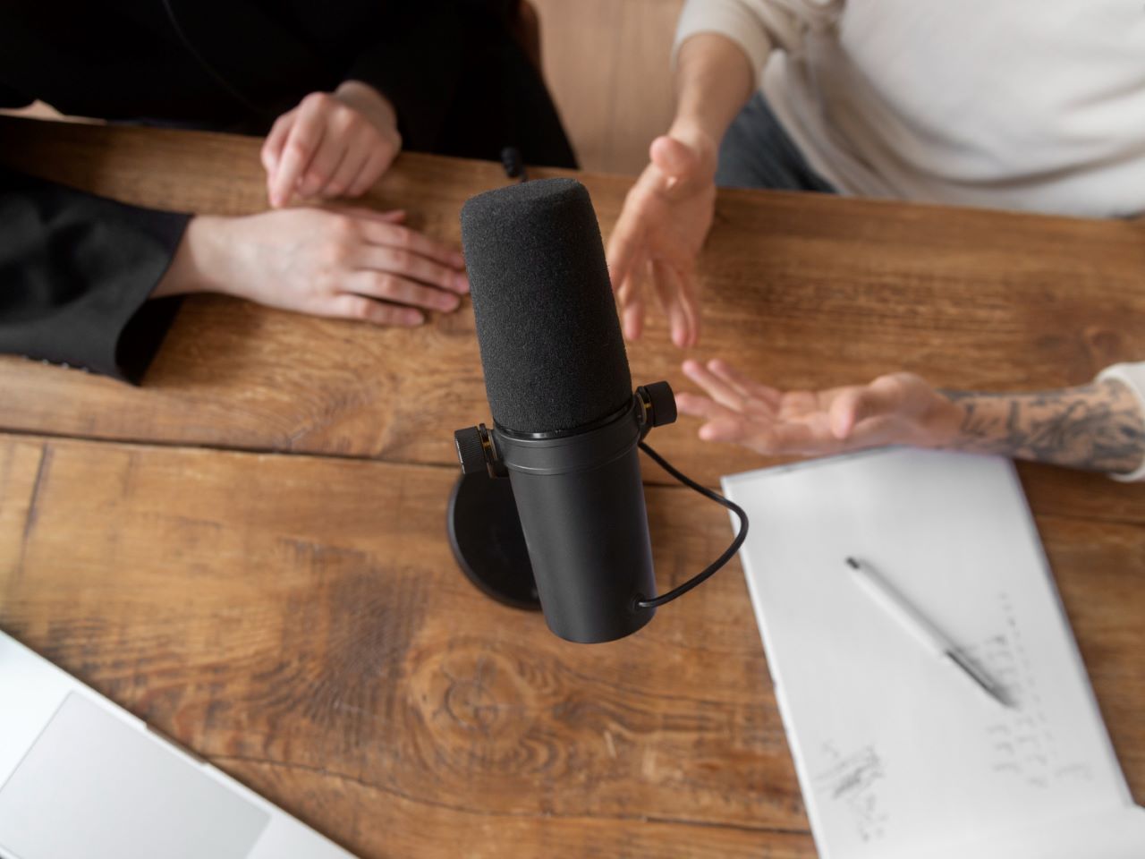 Shure SM7B vs Rode NT1A: Whether you're discussing conspiracy theories or interviewing celebrities, the SM7B ensures your voice resonates with clarity and depth.