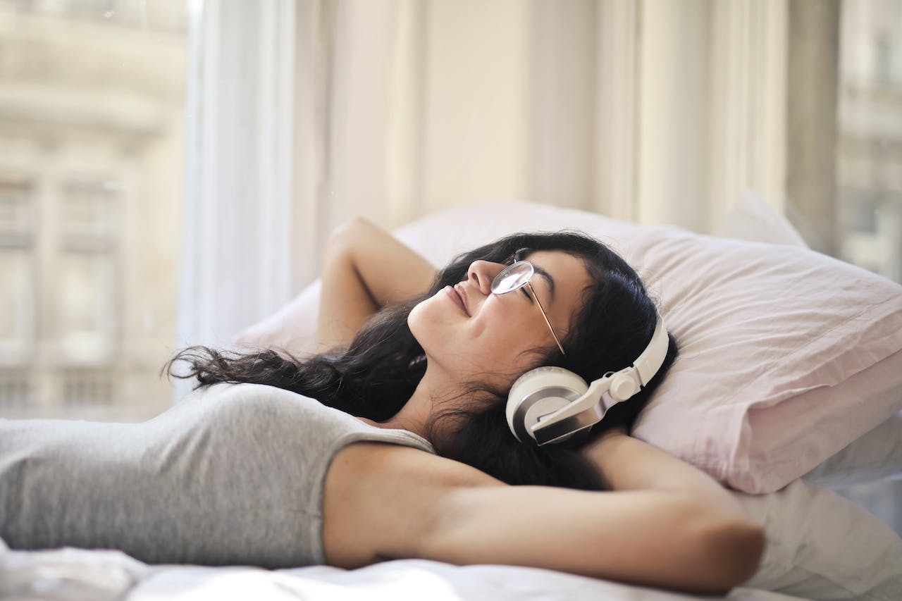 Podcasts with soothing voices: "Sleep with Silk: Soothing Voices" emerges as a sanctuary for the sleep-deprived soul, offering an auditory embrace that lulls listeners into a state of deep relaxation and rest.