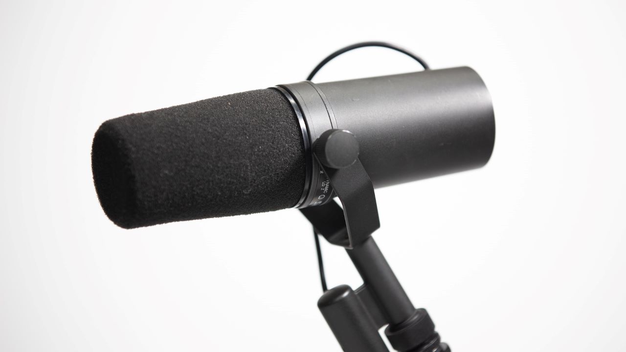 Shure SM7B switches: Situated alongside the other switches at the back of the microphone, the Mid Frequency Boost Switch can be activated to emphasize the mid-range frequencies of the audio signal.
