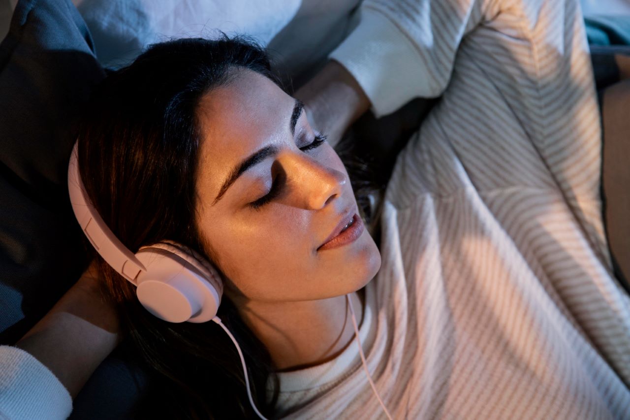 Podcasts with soothing voices: The essence of "Get Sleepy" is clear—it's about creating an environment conducive to rest.
