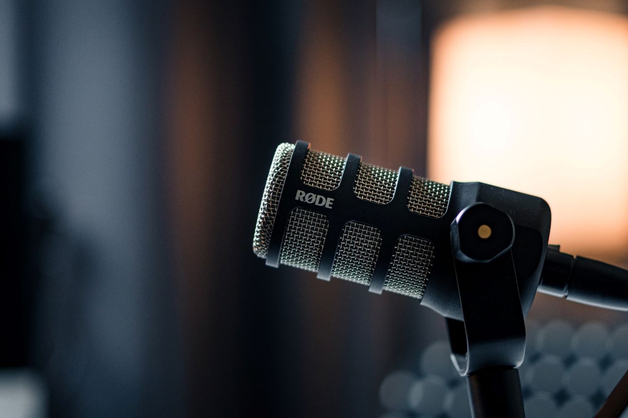 Rode Podmic vs Shure MV7: One of the strengths of the Rode PodMic is its performance consistency across different recording environments.