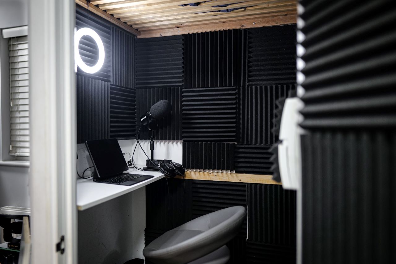Best material for acoustic panels: The structure of foam panels is key to their sound-absorbing capabilities.