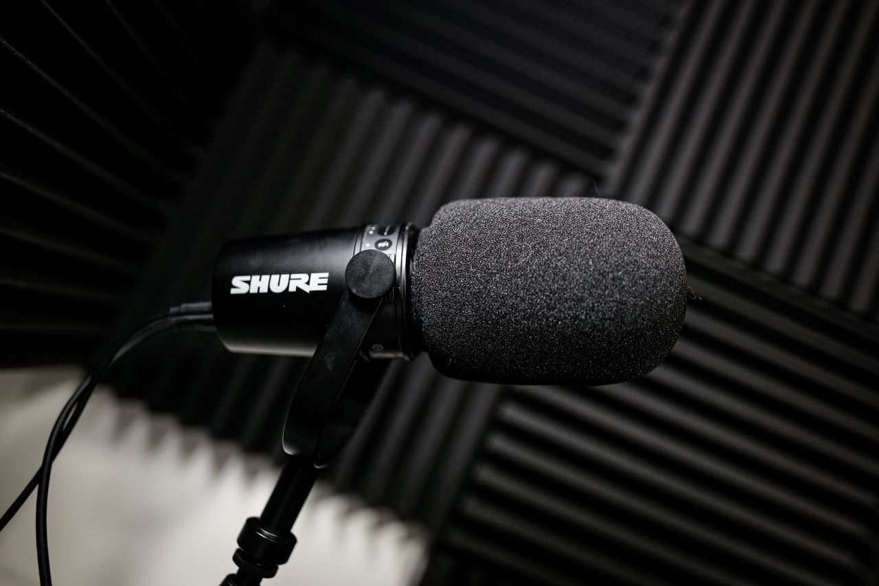 Rode Podmic vs Shure MV7: The Shure MV7 features dual USB and XLR connectivity, providing greater versatility for different recording setups.