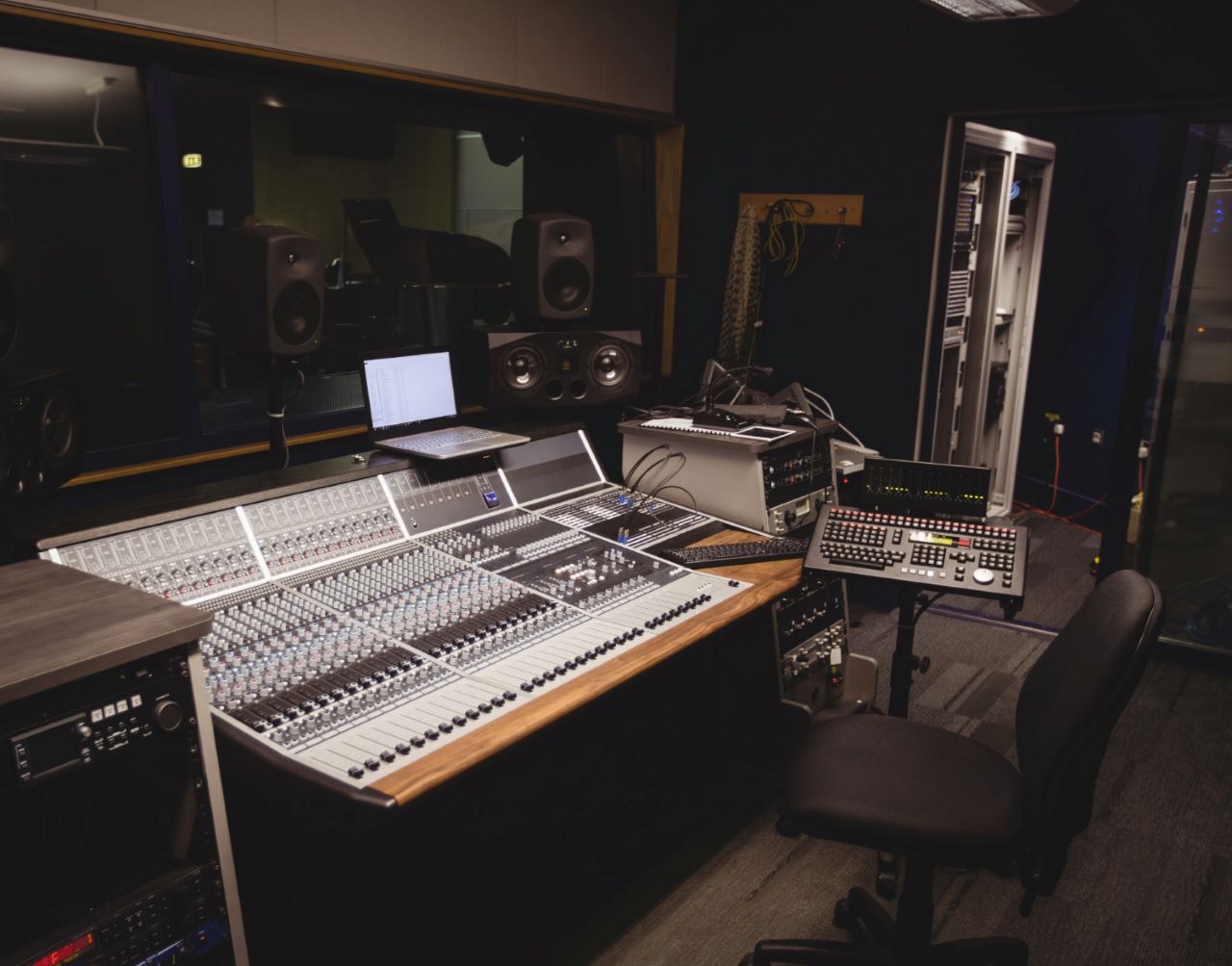 Recording studio glass: Laminated studio glass is a popular choice, known for its soundproofing capabilities.